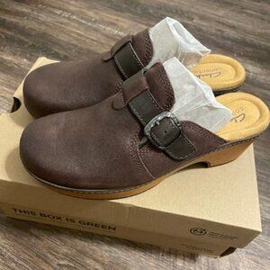 Womens size 8 Clarks Leather Heeled Clog